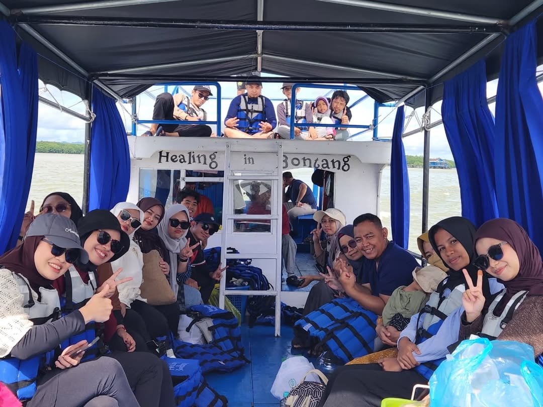 Foto Wisatawan di Kapal Healing in Bontang